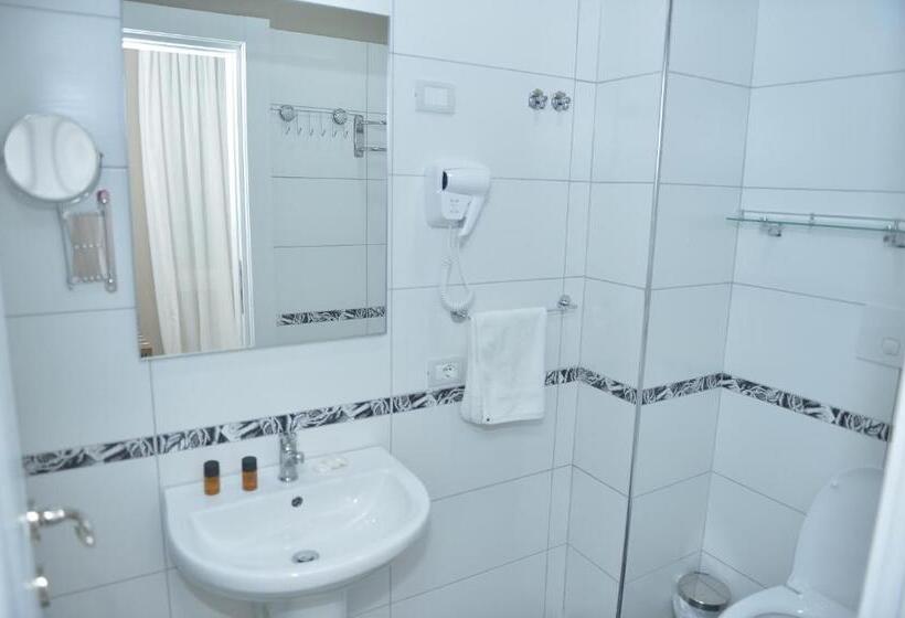 חדר סטנדרט לשלושה, Twin Towers