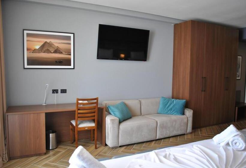 חדר קלאסי לארבעה, Twin Towers