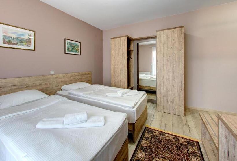 اتاق لوکس, Motel Montanaro