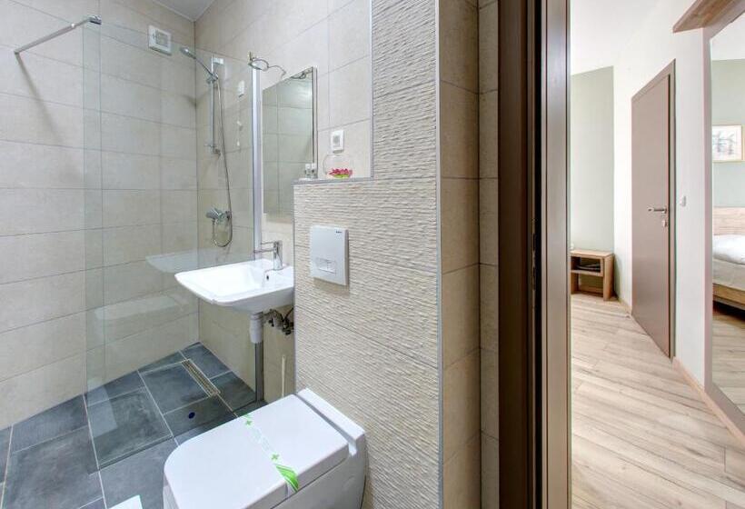 اتاق لوکس, Motel Montanaro