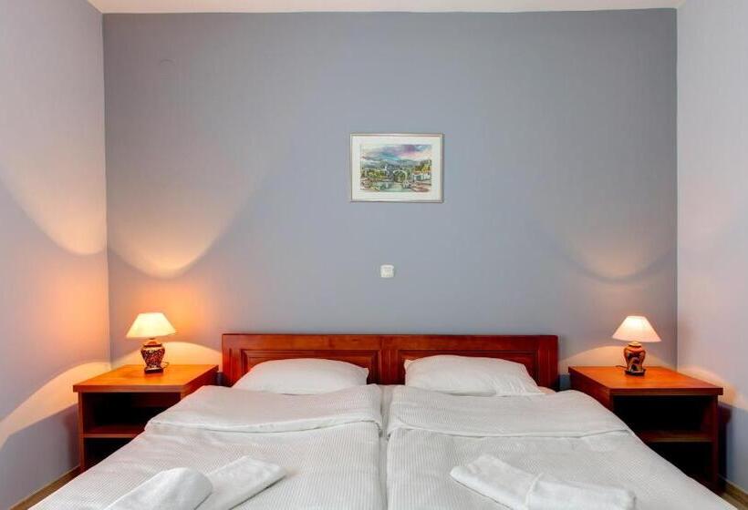 اتاق لوکس, Motel Montanaro