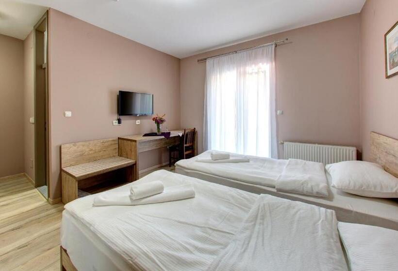 اتاق لوکس, Motel Montanaro