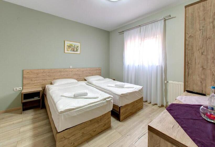 اتاق لوکس, Motel Montanaro