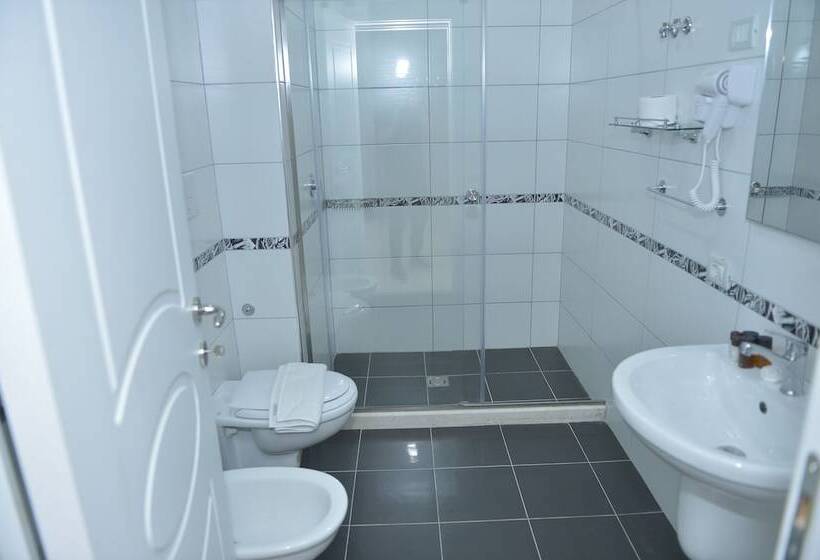 חדר סטנדרט לשלושה, Twin Towers