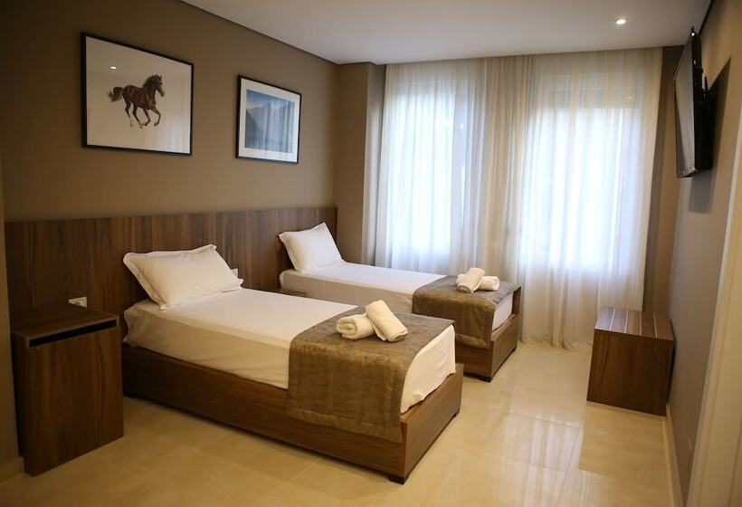 חדר סטנדרט לשלושה, Twin Towers