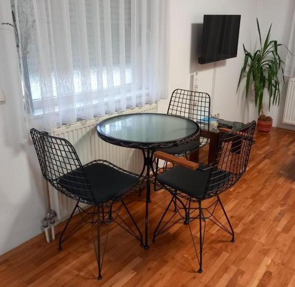 Economy Triple Room, Apartmani Pause