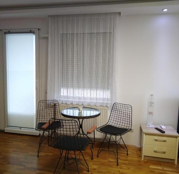 Economy Triple Room, Apartmani Pause