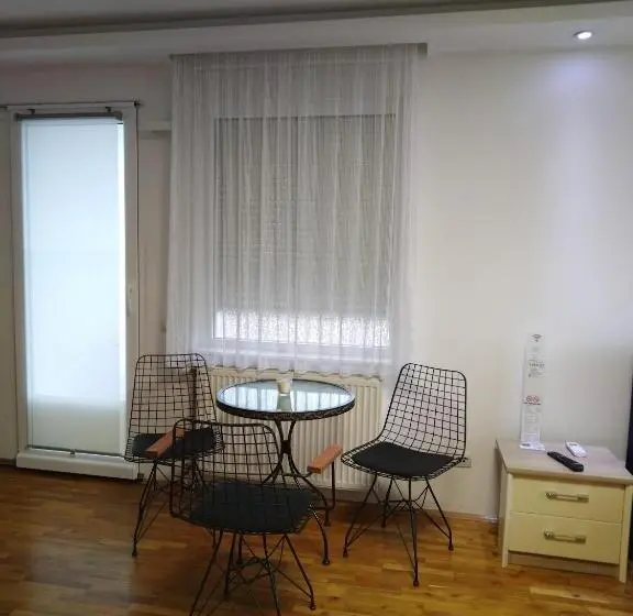 Economy Triple Room, Apartmani Pause