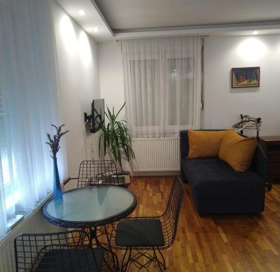 Economy Triple Room, Apartmani Pause