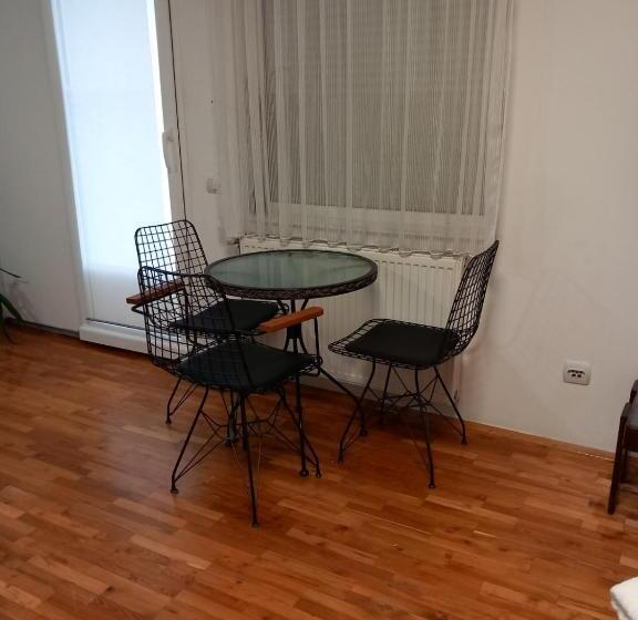Economy Triple Room, Apartmani Pause