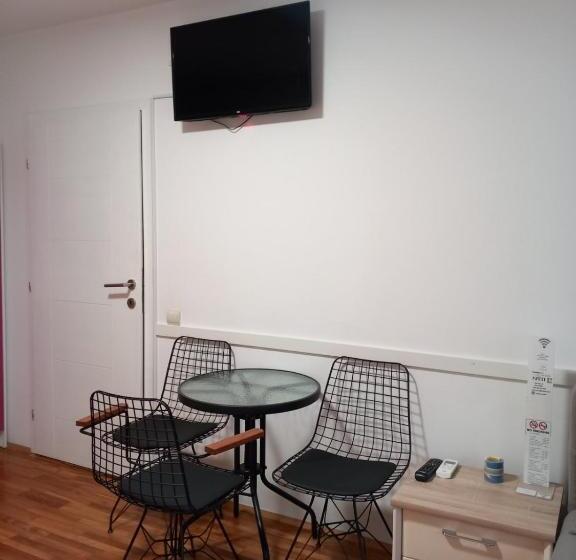 اتاق کلاسیک چهارنفره, Apartmani Pause