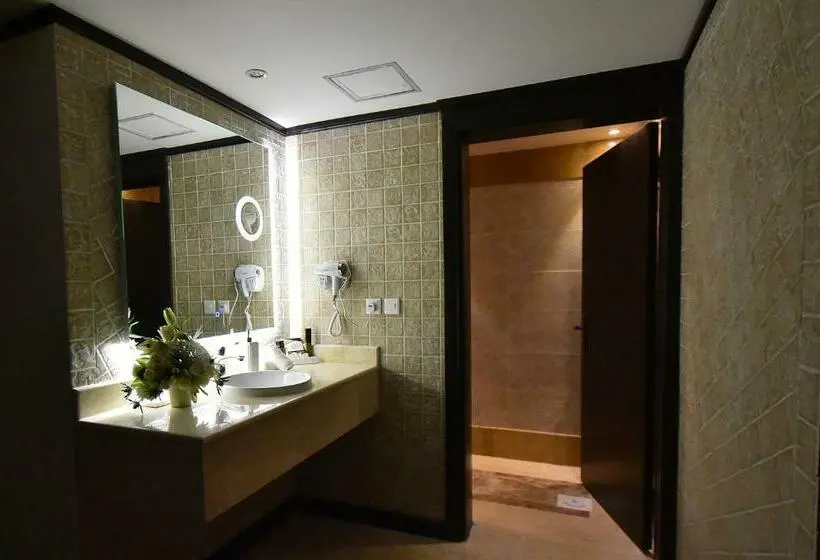 سوئیت اجرایی با چشم‌انداز باغ, The District Hotel Najran
