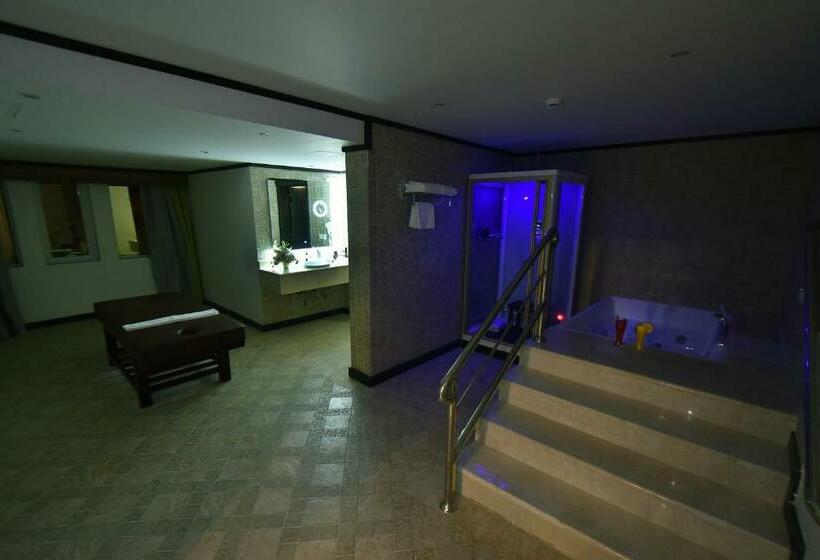 Королевский Люкс, The District Hotel Najran