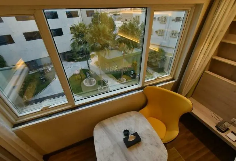 سوئیت اجرایی با چشم‌انداز باغ, The District Hotel Najran