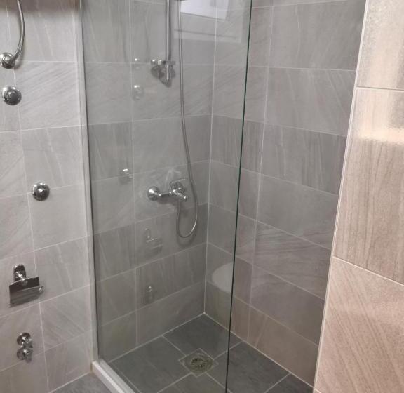 اتاق لوکس, Kuća Jeka