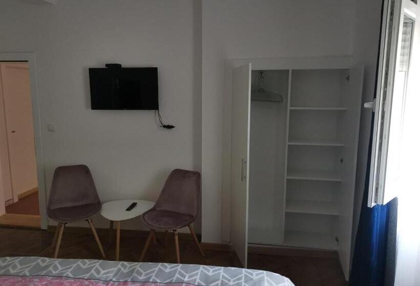 اتاق لوکس, Kuća Jeka