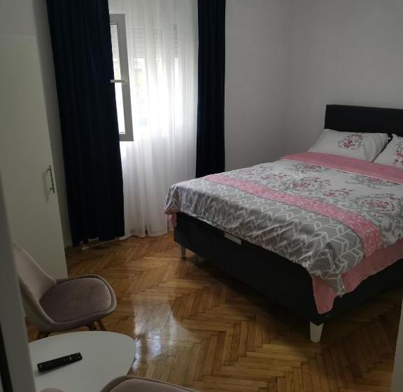 اتاق لوکس, Kuća Jeka