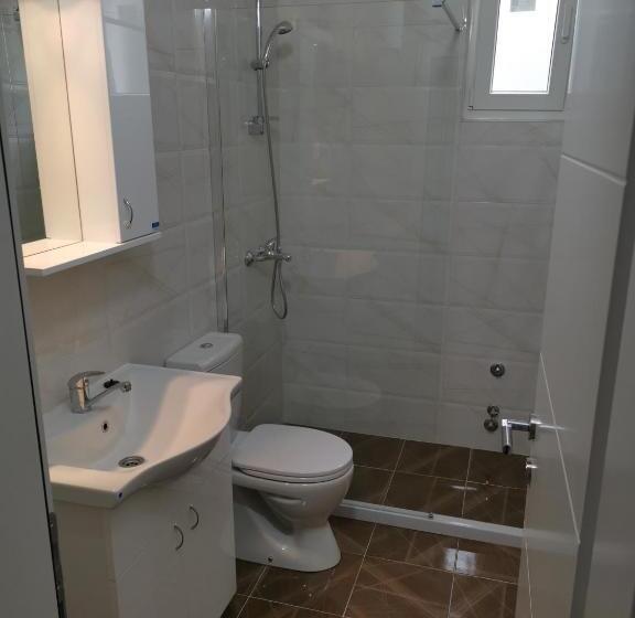 اتاق لوکس, Kuća Jeka