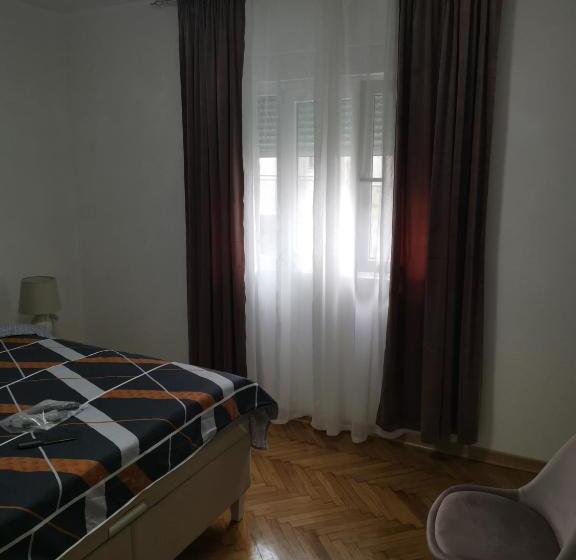 اتاق لوکس, Kuća Jeka