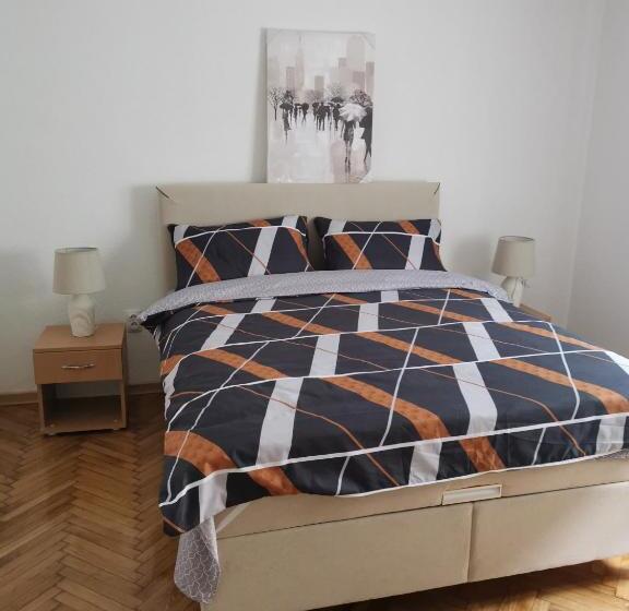 اتاق لوکس, Kuća Jeka