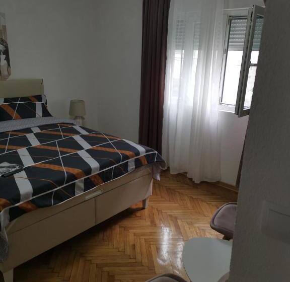 اتاق لوکس, Kuća Jeka