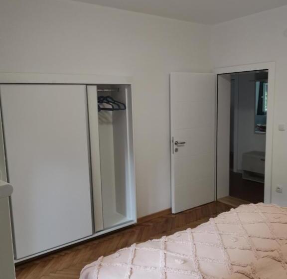 آپارتمان 1 خوابه, Kuća Jeka