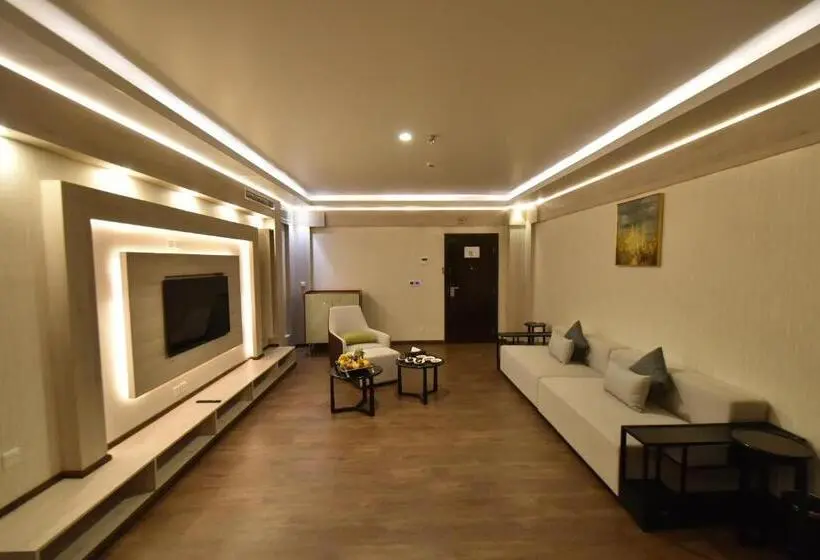 سوئیت اجرایی با چشم‌انداز باغ, The District Hotel Najran