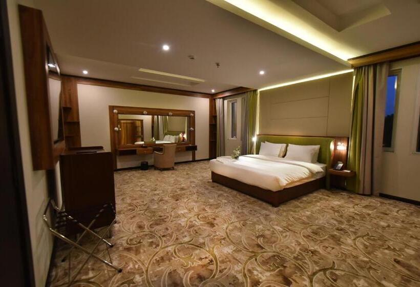 Королевский Люкс, The District Hotel Najran