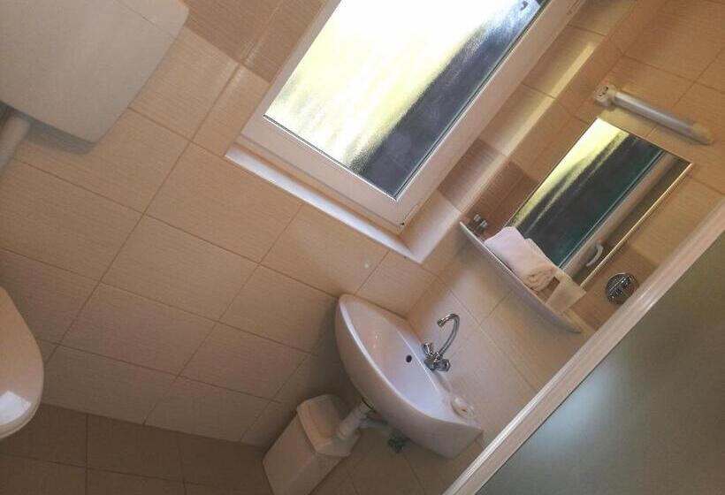 חדר קומפורט לשלושה, Erdővarázs Panzió