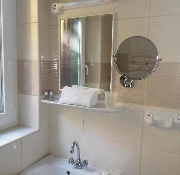 חדר קומפורט לשלושה, Erdővarázs Panzió