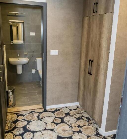 סוויטת ג'וניור עם מרפסת, Erdővarázs Panzió