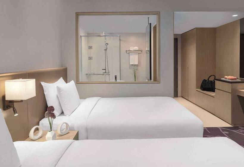 Deluxe Room Mountain View, Avani Central Busan