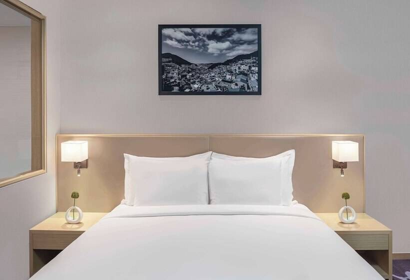 Deluxe Room Mountain View, Avani Central Busan