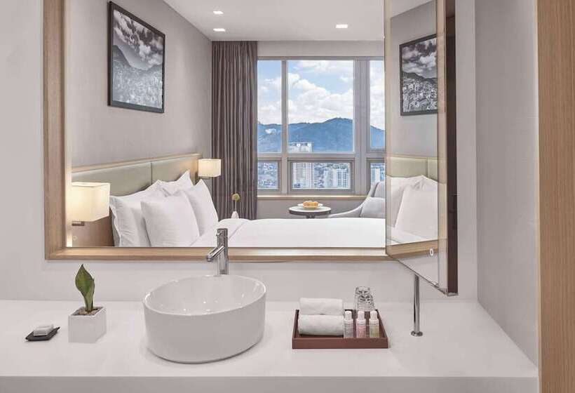 Deluxe Room Mountain View, Avani Central Busan