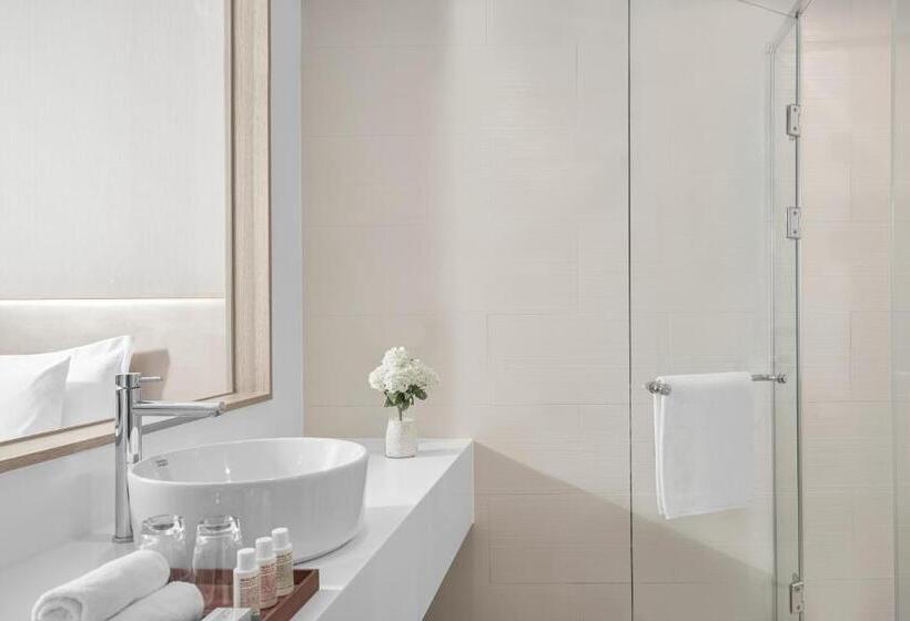 Deluxe Room Mountain View, Avani Central Busan