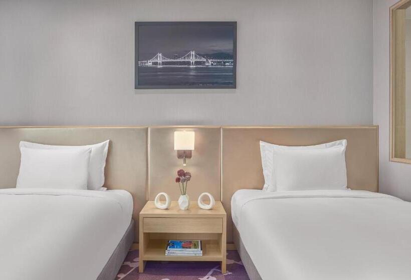 Deluxe Room Mountain View, Avani Central Busan