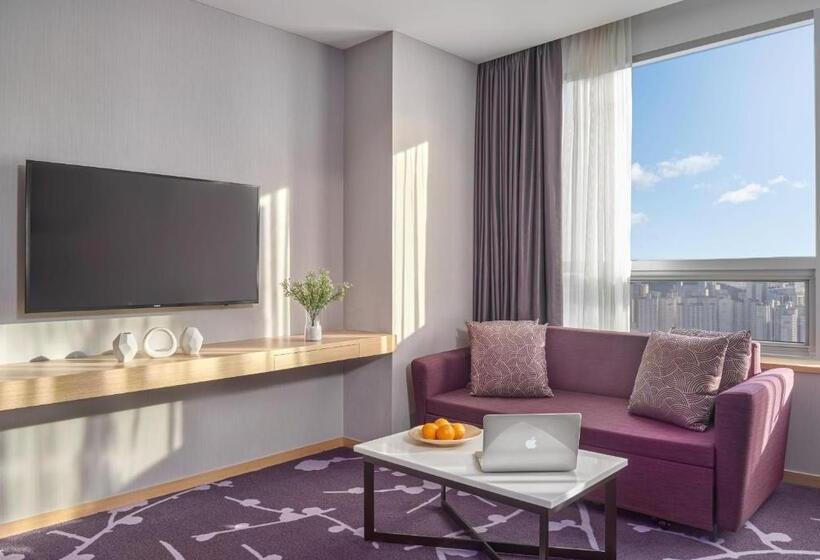 Номер Премиум, Avani Central Busan