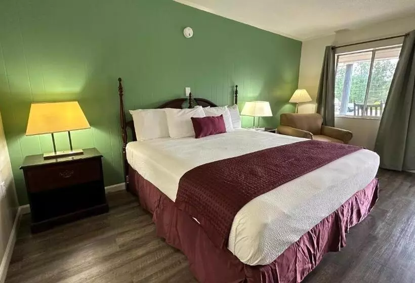 キングサイズベッドのデラックスルーム, Colonial Inn Franklin Under New Management
