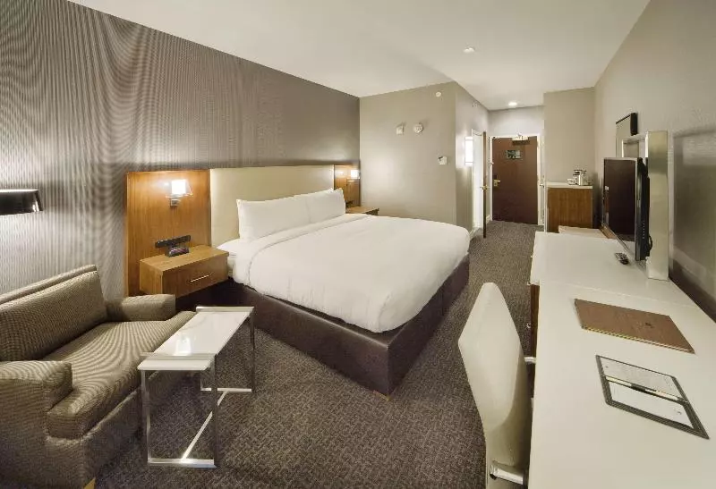 キングサイズベッドのスタンダードルーム, Doubletree By Hilton Hotel Nanuet