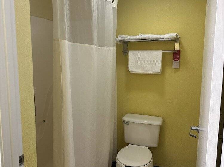 غرفه قياسيه سريرين مزدوجين, Econo Lodge