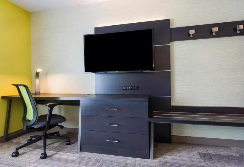 身障者適用キングサイズベッドルーム, Holiday Inn Express   Lorton, An Ihg