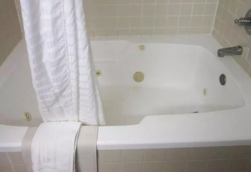 キングサイズベッドのデラックスルーム, Quality Inn Nashville  Bloomington