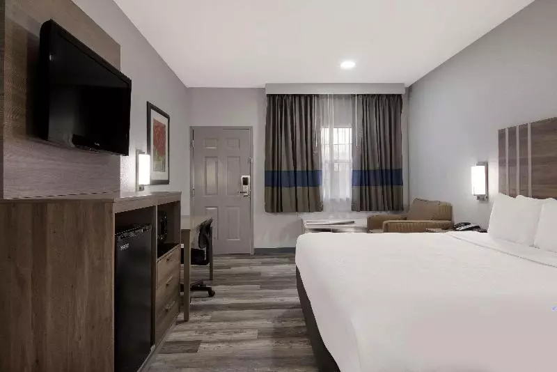 キングサイズベッドのスタンダードルーム, Quality Inn Near Casinos And Convention Center