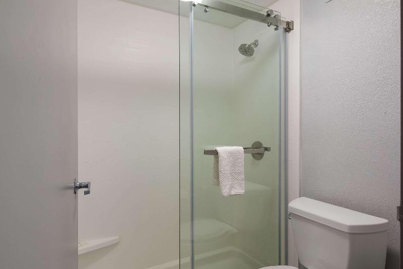 キングサイズベッドのスタンダードルーム, Quality Inn Near Casinos And Convention Center