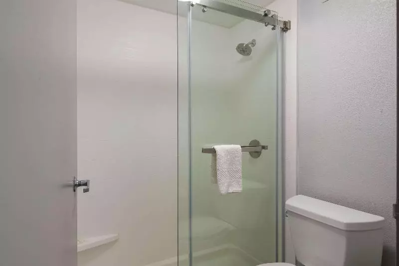 キングサイズベッドのスタンダードルーム, Quality Inn Near Casinos And Convention Center