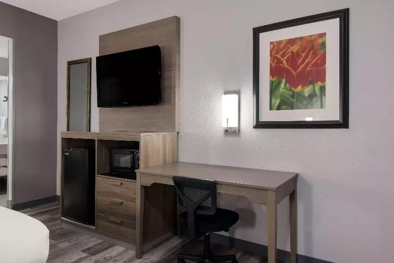 キングサイズベッドのスタンダードルーム, Quality Inn Near Casinos And Convention Center