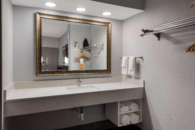 اتاق استاندارد با تخت بزرگ, Quality Inn Near Casinos And Convention Center