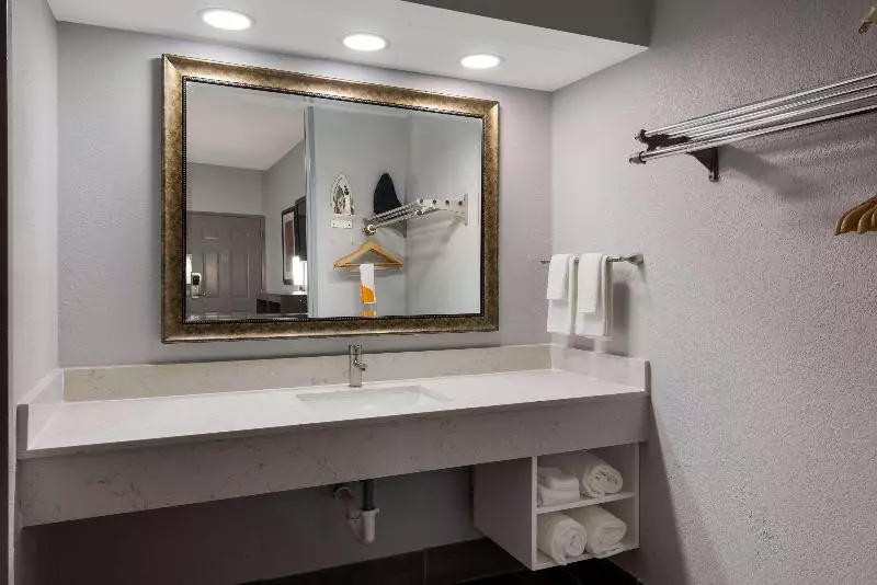 キングサイズベッドのスタンダードルーム, Quality Inn Near Casinos And Convention Center