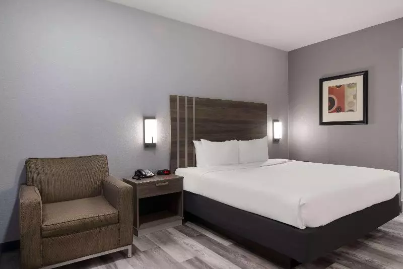 キングサイズベッドのスタンダードルーム, Quality Inn Near Casinos And Convention Center