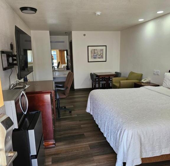 غرفة قياسية سرير كينج, Rodeway Inn